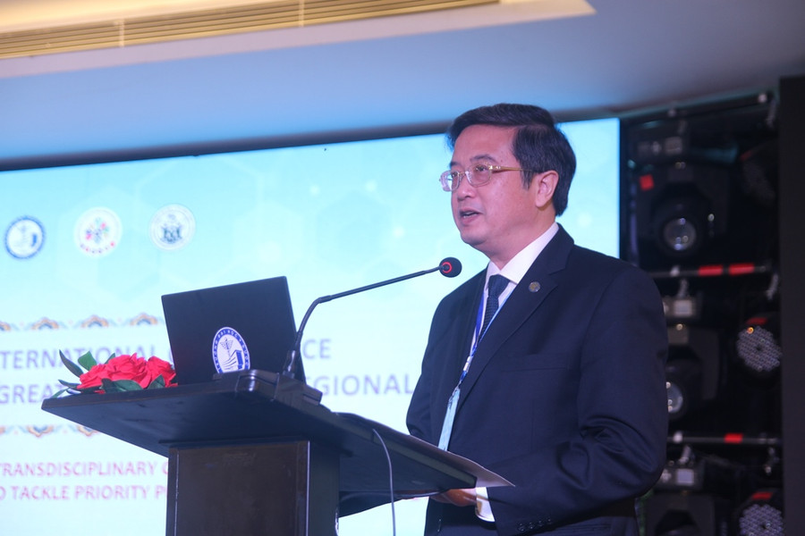GS.TS. Nguyễn Vũ Quốc Huy - Hiệu trưởng Trường Đại học Y - Dược, Đại học Huế phát biểu khai mạc Hội nghị. GS.TS. Nguyễn Vũ Quốc Huy - Hiệu trưởng Trường Đại học Y - Dược, Đại học Huế phát biểu khai mạc Hội nghị.