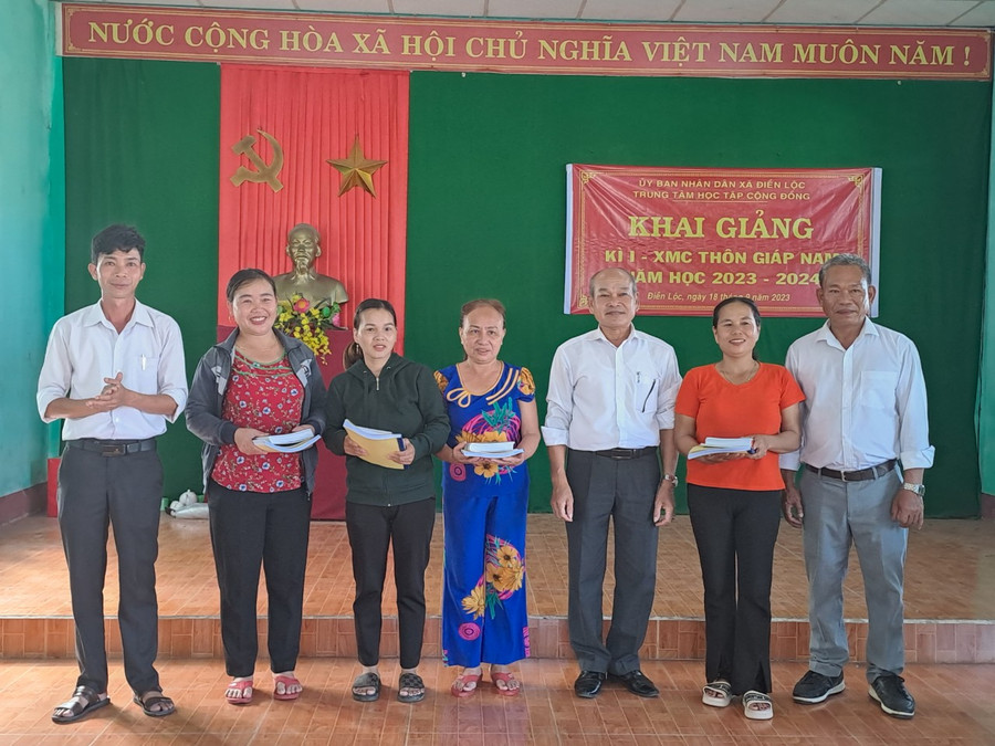 Một lớp xóa mù chữ ở thôn Giáp Nam, xã Điền Lộc, huyện Phong Điền trong buổi khai giảng. Huyện Phong Điền cũng là một trong những địa phương tích cực trong xóa mù chữ.