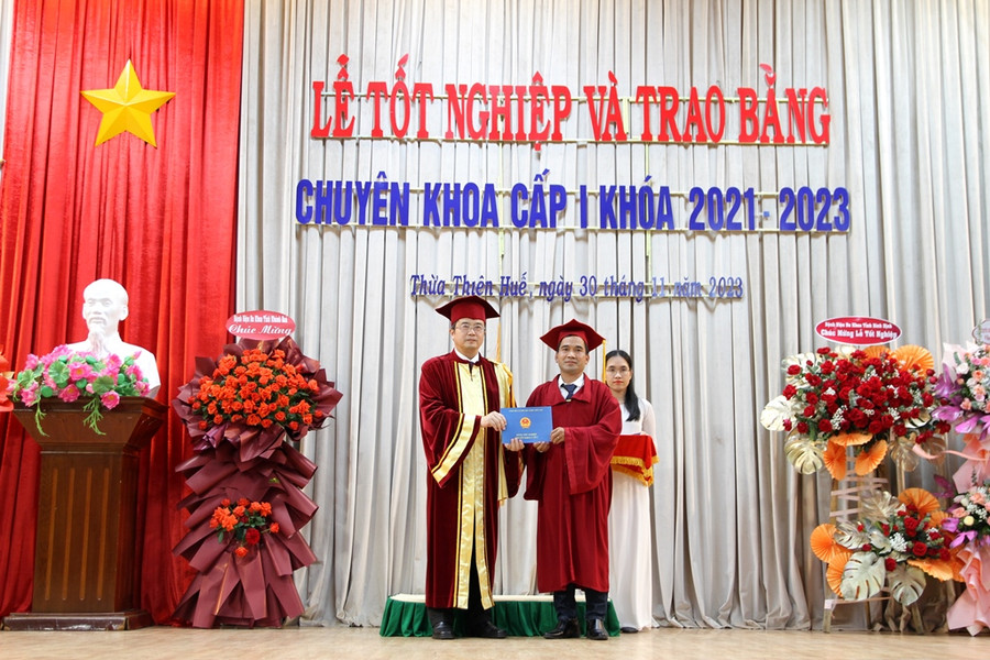 Đa số học viên là cán bộ đang làm việc tại các đơn vị y tế, có kinh nghiệm và đã có gia đình tuy nhiên rất cố gắng trong việc học tập và rèn luyện. (Ảnh: Đại Dương)