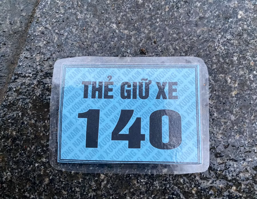 Vé xe máy được phát cho mỗi xe khi vào gửi sau 17h chiều và thu tiền 5.000 đồng/xe máy - vượt quá 3.000 đồng so với bảng giá 2.000 đồng/xe máy.