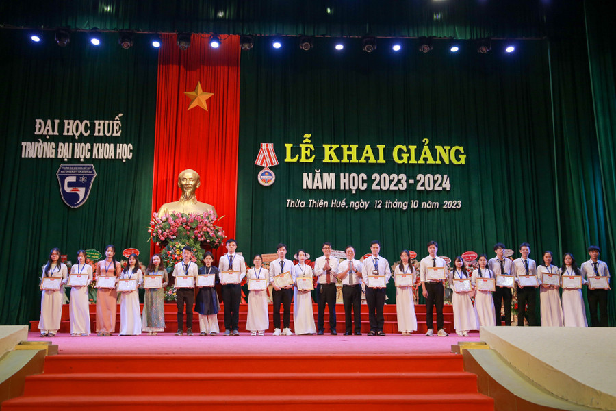 Tặng giấy khen cho các sinh viên đạt thành tích cao trong học tập năm học 2022-2023. Tặng giấy khen cho các sinh viên đạt thành tích cao trong học tập năm học 2022-2023.