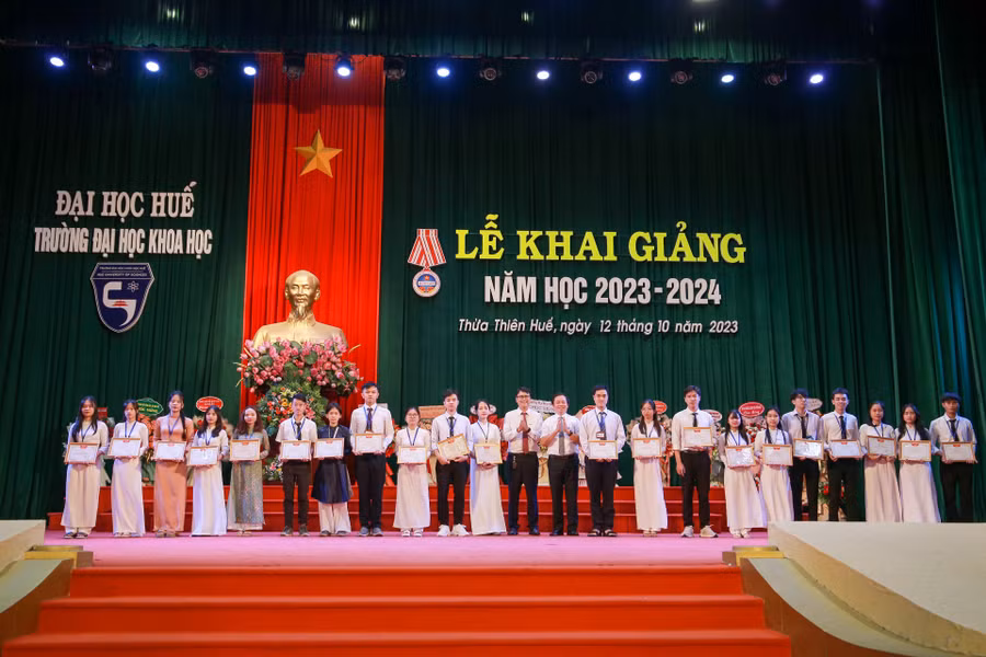 Tặng giấy khen cho các sinh viên đạt thành tích cao trong học tập năm học 2022-2023.