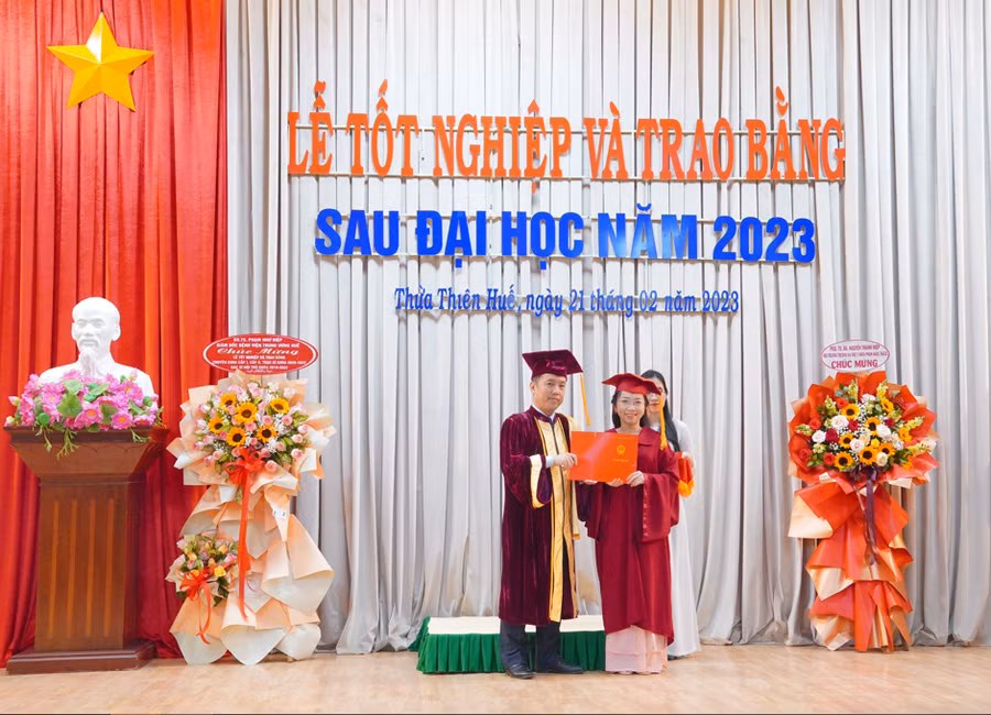 PGS. TS. Nguyễn Khoa Hùng – Phó Hiệu trưởng, Giám đốc Bệnh viện trường trao bằng tốt nghiệp sau Đại học cho các học viên.