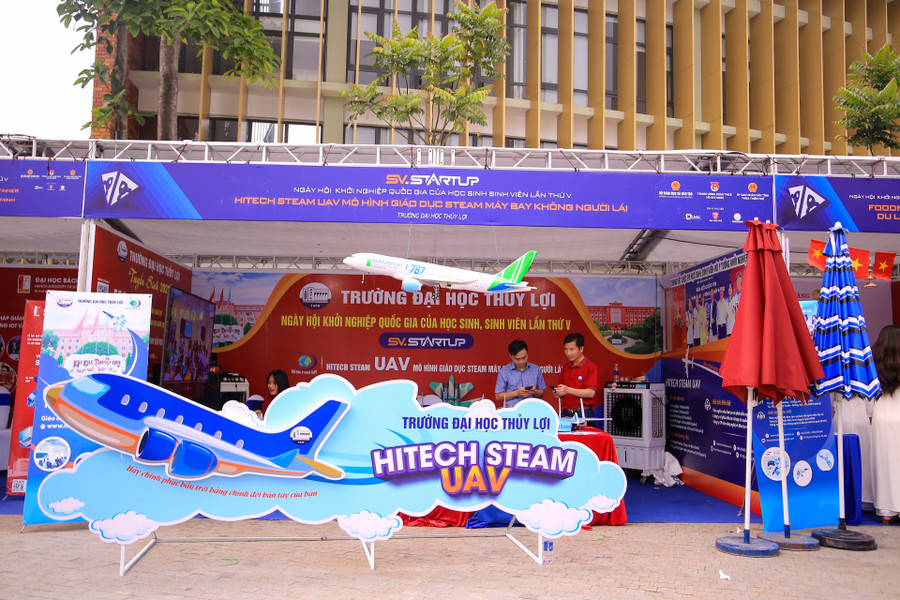Gian hàng mô hình máy bay không người lái của sinh viên trường ĐH Thủy Lợi.
