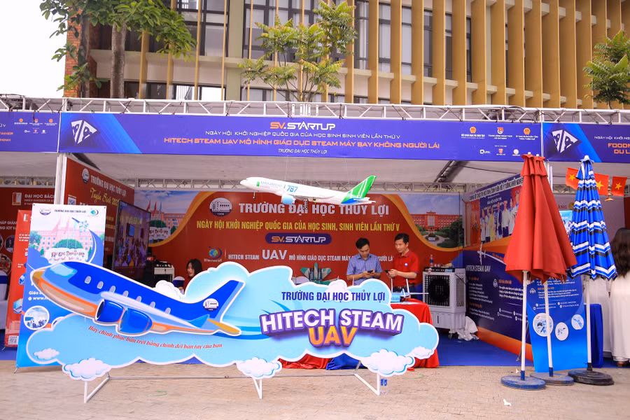 Gian hàng mô hình máy bay không người lái của sinh viên trường ĐH Thủy Lợi.