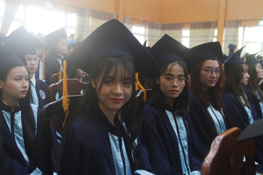 Các học viên chuẩn bị lên nhận bằng cử nhân.