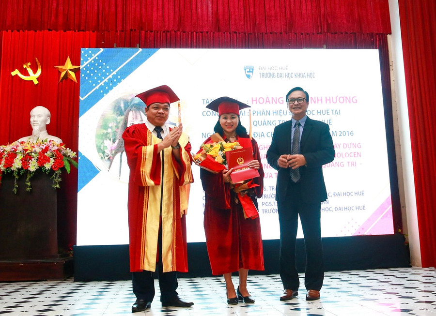 Trao bằng cho các tân tiến sĩ.