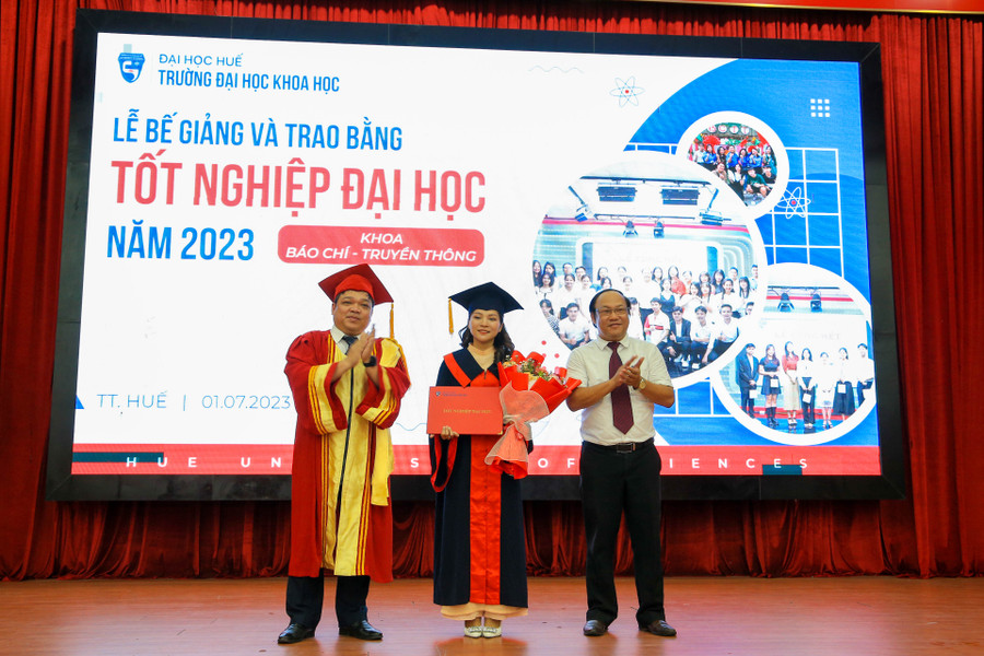 Trao bằng tốt nghiệp cho tân cử nhân. Trao bằng tốt nghiệp cho tân cử nhân.