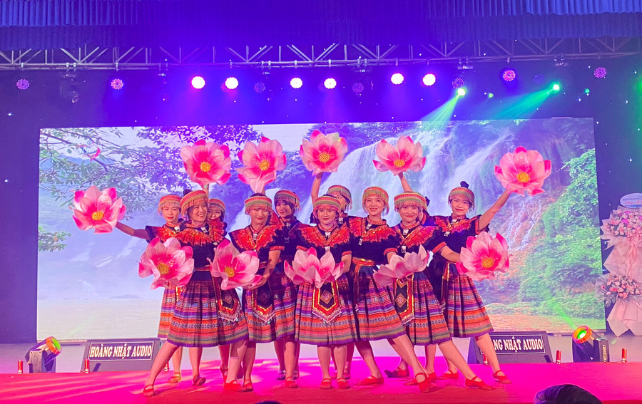 Tiết mục múa "Gieo chữ nơi lưng đồi + Mời anh về Tây Bắc" của Lớp TU2F – Khoa Giáo dục Tiểu học, Trường ĐH Sư phạm, ĐH Huế biểu diễn. Tiết mục múa "Gieo chữ nơi lưng đồi + Mời anh về Tây Bắc" của Lớp TU2F – Khoa Giáo dục Tiểu học, Trường ĐH Sư phạm, ĐH Huế biểu diễn.