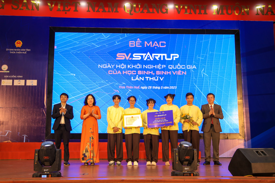 Trao giải nhì cho dự án khối học sinh phổ trong lĩnh vực: nông, lâm, ngư nghiệp.