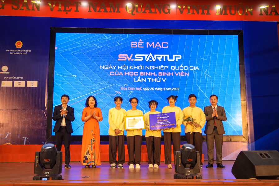 Trao giải nhì cho dự án khối học sinh phổ trong lĩnh vực: nông, lâm, ngư nghiệp.