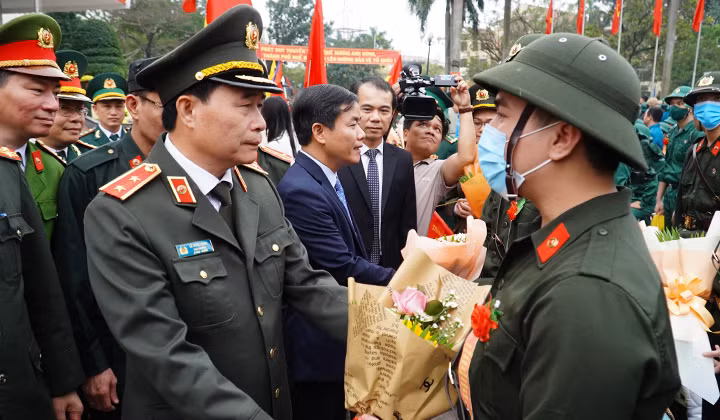 Trung tướng Lê Quốc Hùng – Ủy viên Trung ương Đảng, Thứ trưởng Bộ Công an tặng hoa động viên các tân binh tại lễ tòng quân ở tỉnh Thừa Thiên - Huế. (Ảnh: N.M).