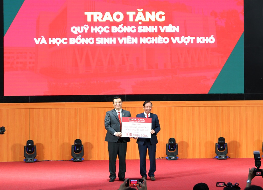 Trao tặng các tài trợ cho 2 Quỹ học bổng sinh viên tại Trường ĐH Luật, ĐH Huế.