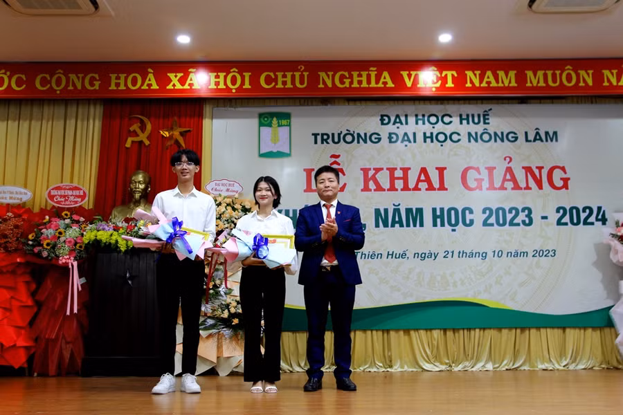 Ban giám hiệu Trường Đại học Nông Lâm Huế trao thưởng cho 2 tân sinh viên thủ khoa trường và..