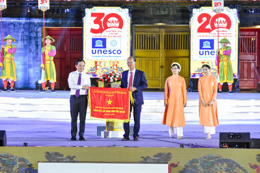Ông Trần Lưu Quang, Phó Thủ tướng Chính phủ trao tặng Cờ thi đua cho Trung tâm Bảo tồn Di tích Cố đô Huế. Ông Trần Lưu Quang, Phó Thủ tướng Chính phủ trao tặng Cờ thi đua cho Trung tâm Bảo tồn Di tích Cố đô Huế.