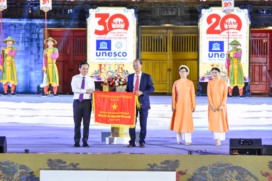Ông Trần Lưu Quang, Phó Thủ tướng Chính phủ trao tặng Cờ thi đua cho Trung tâm Bảo tồn Di tích Cố đô Huế.