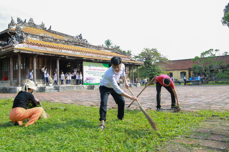 Cán bộ, viên chức Sở GD&amp;ĐT cùng tham gia dọn dẹp khuôn viên của Di Luân Đường.