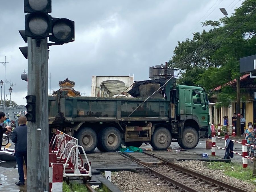 Hiện trường vụ tai nạn thương tâm tại gác chắn đường sắt cầu Dã Viên, TP Huế (Ảnh: Q.T)