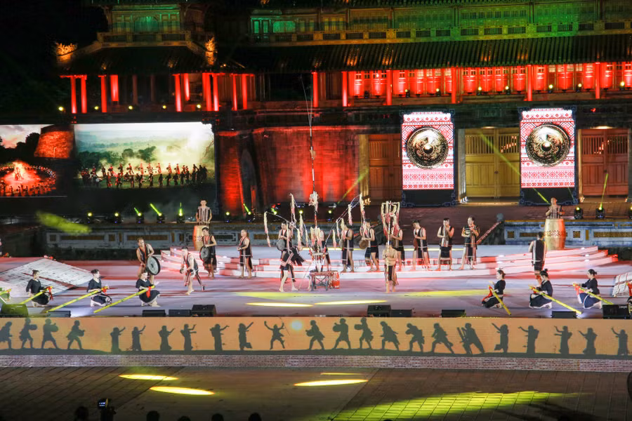 Tiết mục văn nghệ Cồng chiêng Tây Nguyên mang âm hưởng của vùng đất Tây Nguyên.