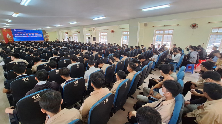 Hơn 500 sinh viên, học sinh nhà trường tham dự ngày hội với gần 700 vị trí việc làm. Hơn 500 sinh viên, học sinh nhà trường tham dự ngày hội với gần 700 vị trí việc làm.