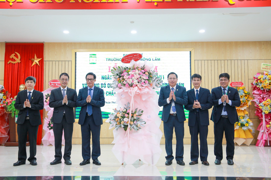 PGS.TS Lê Anh Phương - Giám đốc ĐH Huế (thứ 3 từ trái sang) tặng hoa chúc mừng Trường ĐH Nông lâm.