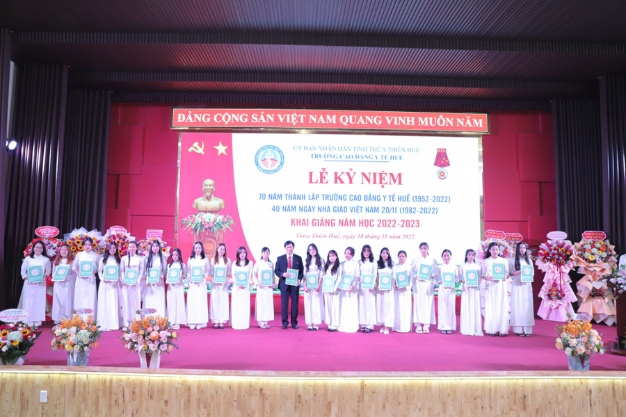 TS.BS.Nguyễn Văn Tuấn – Bí thư Đảng ủy, Hiệu trưởng trường Cao đẳng Y tế Huế trao học bổng cho HSSV vượt khó trong học tập (Ảnh: Đại Dương). TS.BS.Nguyễn Văn Tuấn – Bí thư Đảng ủy, Hiệu trưởng trường Cao đẳng Y tế Huế trao học bổng cho HSSV vượt khó trong học tập (Ảnh: Đại Dương).