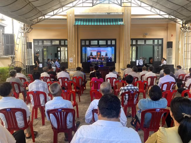 Nhiều người dân quan tâm phiên tòa theo dõi qua màn hình bên ngoài sân Tòa án nhân dân tỉnh Thừa Thiên - Huế (Ảnh: N.M).