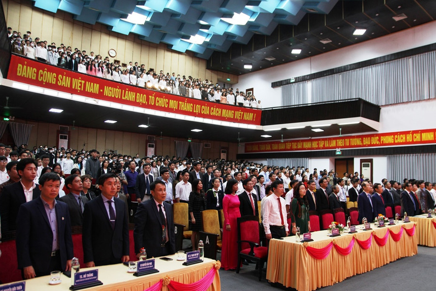 Các đại biểu làm lễ chào cờ năm học mới 2023-2024.