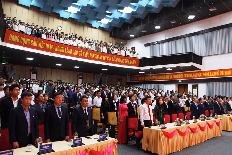 Các đại biểu làm lễ chào cờ năm học mới 2023-2024.