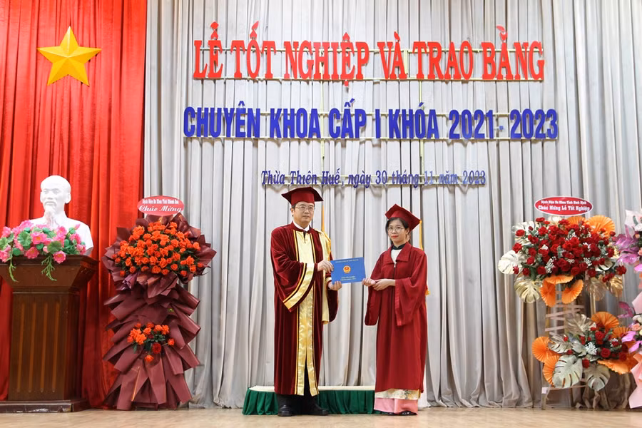 GS.TS Nguyễn Vũ Quốc Huy, Hiệu trưởng Trường ĐH Y - Dược, ĐH Huế trao bằng Chuyên khoa cấp I đến các học viên.