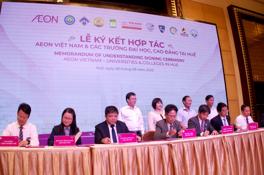 PGS.TS Võ Thanh Tùng, Hiệu trưởng ĐH Khoa học, ĐH Huế (hàng ngồi, thứ 3 từ trái sang) ký hợp tác với Tập đoàn AEON Việt Nam. PGS.TS Võ Thanh Tùng, Hiệu trưởng ĐH Khoa học, ĐH Huế (hàng ngồi, thứ 3 từ trái sang) ký hợp tác với Tập đoàn AEON Việt Nam.