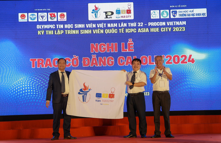 Nghi thức trao cờ luân lưu đăng cai Olympic Tin học năm 2024. Nghi thức trao cờ luân lưu đăng cai Olympic Tin học năm 2024.