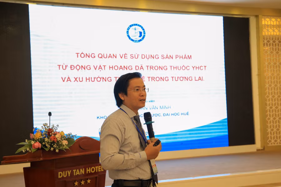 TS.BS Đoàn Văn Minh - Khoa Y học cổ truyền, Trường ĐH Y - Dược, ĐH Huế trình bày báo cáo tại Hội thảo với chủ đề "Tổng quan về sử dụng sản phẩm từ động vật hoang dã trong thuốc y học cổ truyền và xu hướng thay thế trong tương lai".