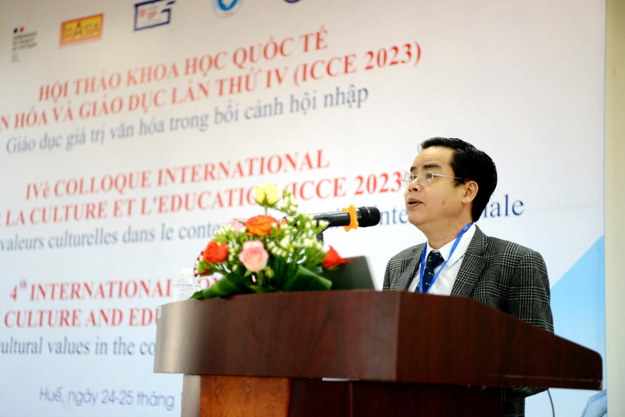 PGS.TS Nguyễn Thành Nhân, Phó Hiệu trưởng Phụ trách Trường ĐH Sư phạm, ĐH Huế phát biểu chúc mừng hội thảo quốc tế. PGS.TS Nguyễn Thành Nhân, Phó Hiệu trưởng Phụ trách Trường ĐH Sư phạm, ĐH Huế phát biểu chúc mừng hội thảo quốc tế.