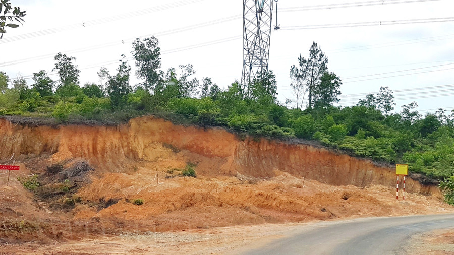 Quả đồi dưới chân đường trụ điện 500 kV bị phá nát.