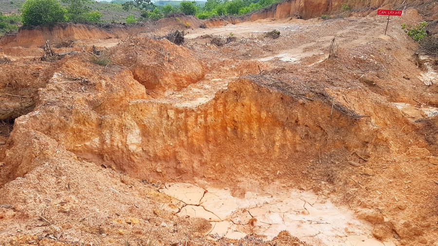 Nhiều hầm, hố từ việc lấy đất trái phép.