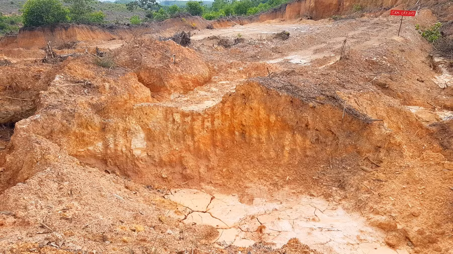 Nhiều hầm, hố từ việc lấy đất trái phép.