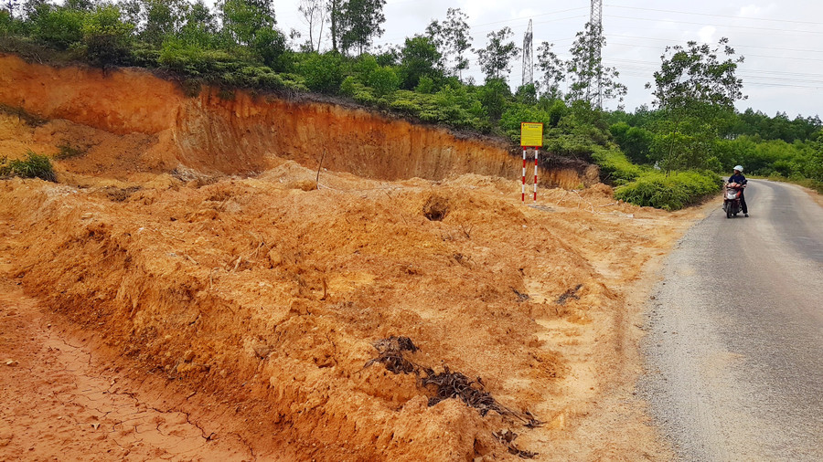 Việc khai thác đất diễn ra sát đường Tỉnh lộ 15 nói lên sự coi thường pháp luật của các đối tượng.