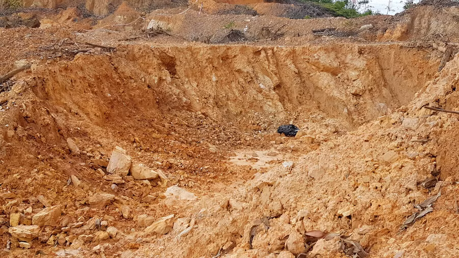 Hiện trường ngổn ngang. Nhìn không khác những giao thông hào thời chiến. Các hầm hố sâu đã bị tạo ra do việc lấy đất gây nguy hiểm cho các em nhỏ nếu không may rơi chân xuống.