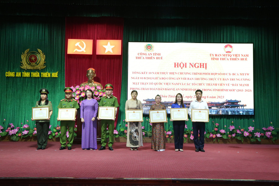Nhiều tập thể, cá nhân được tặng giấy khen (Ảnh: Công an tỉnh Thừa Thiên - Huế). Nhiều tập thể, cá nhân được tặng giấy khen (Ảnh: Công an tỉnh Thừa Thiên - Huế).