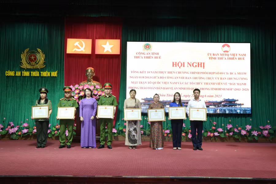 Nhiều tập thể, cá nhân được tặng giấy khen (Ảnh: Công an tỉnh Thừa Thiên - Huế).