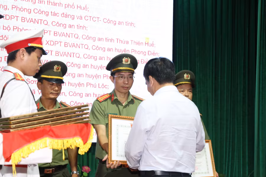 Tặng bằng khen cho các tập thể cá nhân.