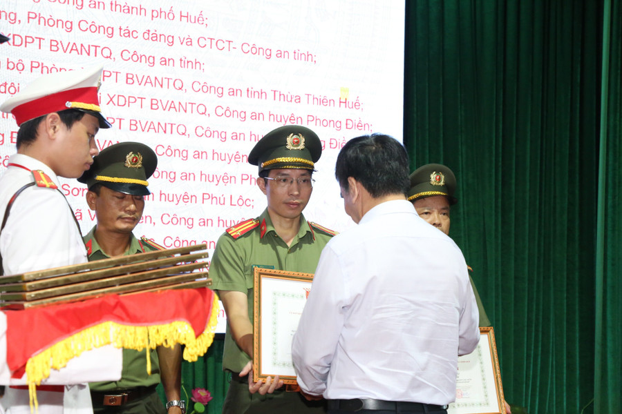 Tặng bằng khen cho các tập thể cá nhân. Tặng bằng khen cho các tập thể cá nhân.