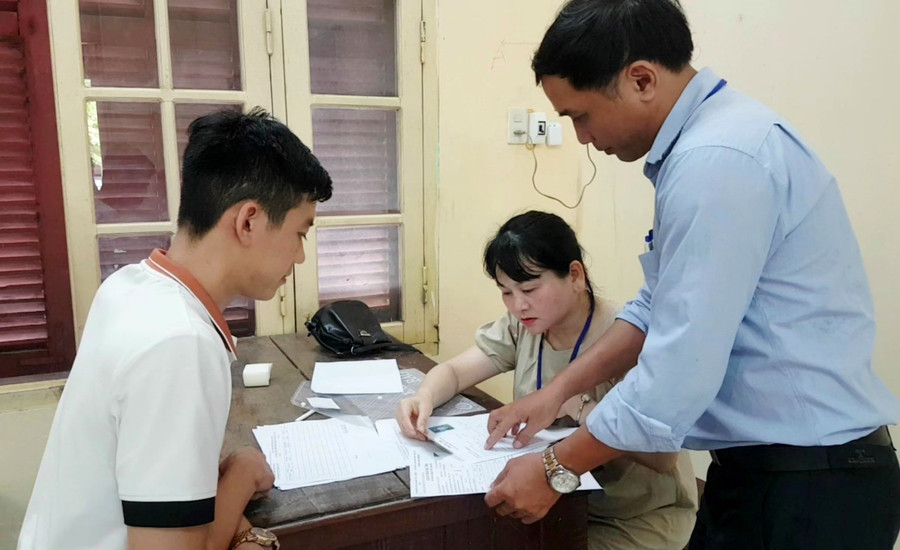 Một thí sinh dò lại thông tin trên phiếu dự thi với danh sách tại phòng thi ở điểm thi Trường THPT Hai Bà Trưng, TP Huế (Ảnh: Đại Dương). Một thí sinh dò lại thông tin trên phiếu dự thi với danh sách tại phòng thi ở điểm thi Trường THPT Hai Bà Trưng, TP Huế (Ảnh: Đại Dương).