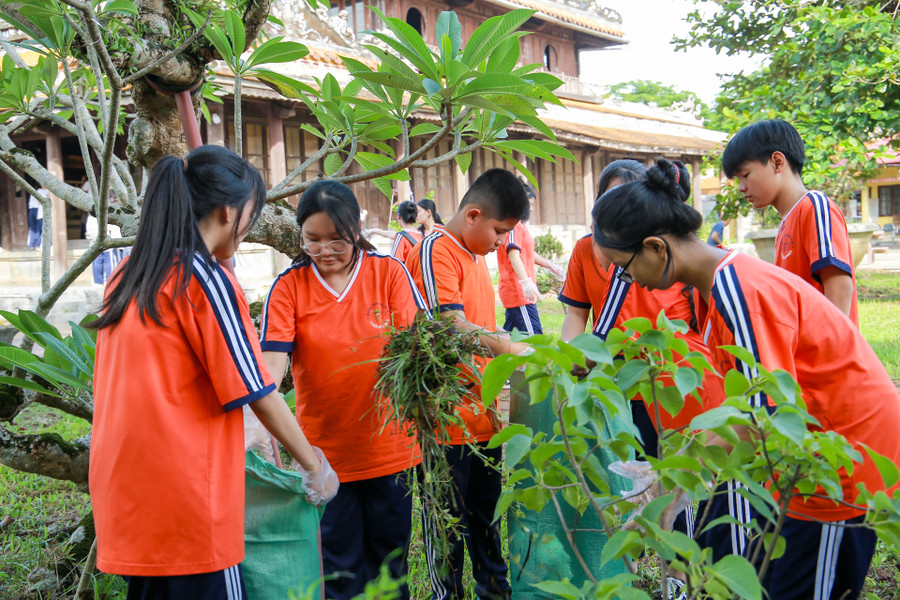 Hoạt động nhằm tích hợp xây dựng văn hóa học đường, trường học xanh gắn liền với giáo dục bảo tồn di sản cho học sinh.