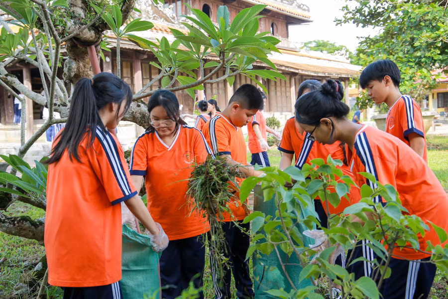 Hoạt động nhằm tích hợp xây dựng văn hóa học đường, trường học xanh gắn liền với giáo dục bảo tồn di sản cho học sinh.