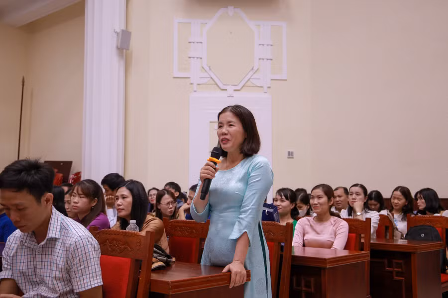 Giáo viên trường THPT Bùi Thị Xuân (TP Huế, tỉnh Thừa Thiên - Huế) chia sẻ, trao đổi câu chuyện của học sinh về khởi nghiệp, đổi mới sáng tạo.