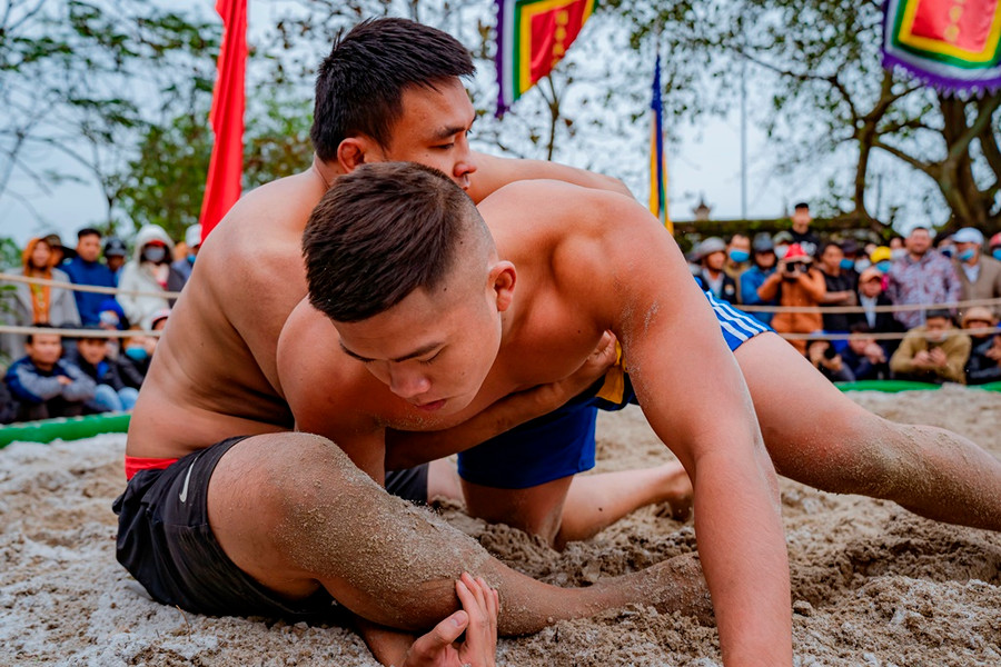 Các đô vật không được ra các đòn đánh nguy hiểm đến tính mạng như bẻ, vặn, khóa trái khớp, tấn công bằng đầu, nắm tóc, tấn công vào hạ bộ, mắt... Các đô vật không được ra các đòn đánh nguy hiểm đến tính mạng như bẻ, vặn, khóa trái khớp, tấn công bằng đầu, nắm tóc, tấn công vào hạ bộ, mắt...