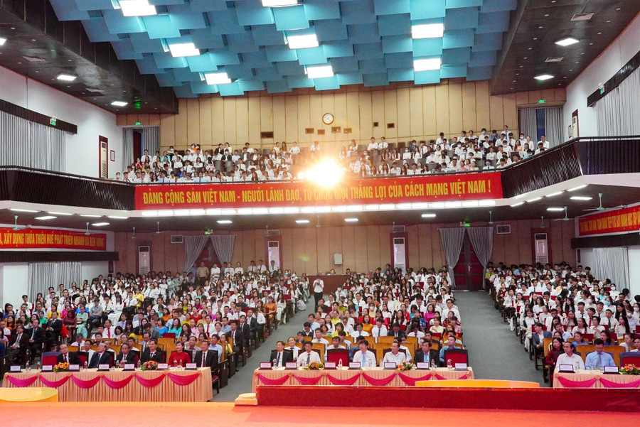 Năm học mới, Trường ĐH Y - Dược, ĐH Huế có 1.525 tân sinh viên nhập học. Năm học mới, Trường ĐH Y - Dược, ĐH Huế có 1.525 tân sinh viên nhập học.
