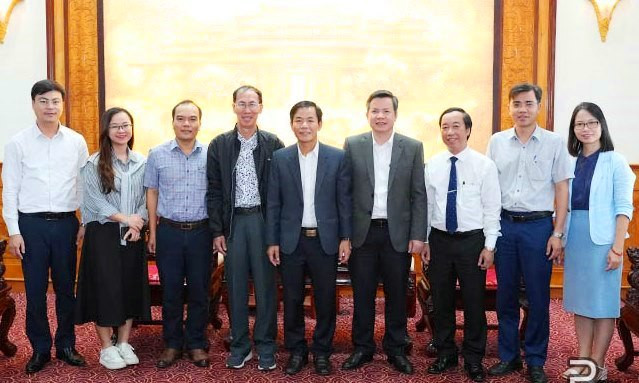 TS Lê Bá Khánh Trình chụp ảnh lưu niệm cùng lãnh đạo tỉnh Thừa Thiên - Huế, Sở GD&ĐT tỉnh, Trường THPT chuyên Quốc Học Huế. (Ảnh: UBND tỉnh TT-Huế) TS Lê Bá Khánh Trình chụp ảnh lưu niệm cùng lãnh đạo tỉnh Thừa Thiên - Huế, Sở GD&ĐT tỉnh, Trường THPT chuyên Quốc Học Huế. (Ảnh: UBND tỉnh TT-Huế)